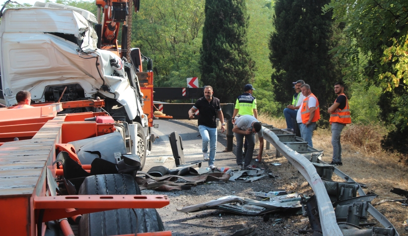 Kocaeli’den geliyordu! Akyazı gişelerinde devrildi
