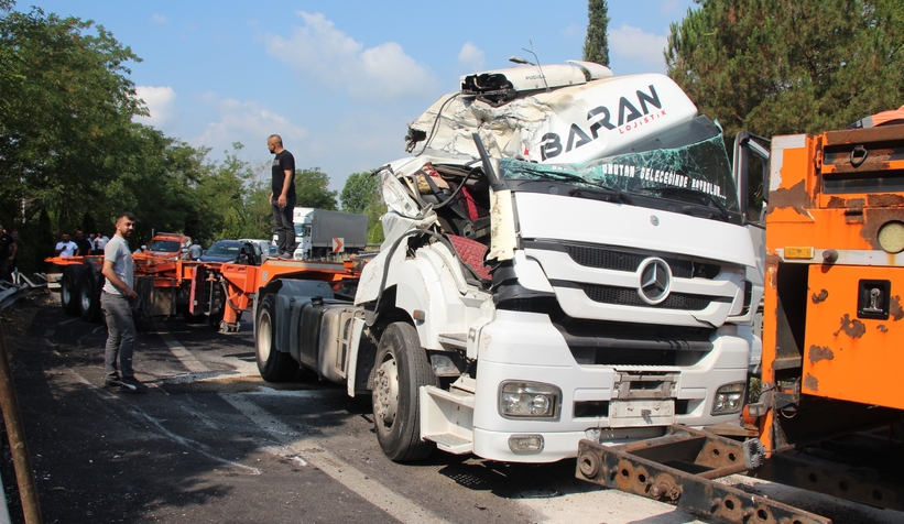 Kocaeli’den geliyordu! Akyazı gişelerinde devrildi