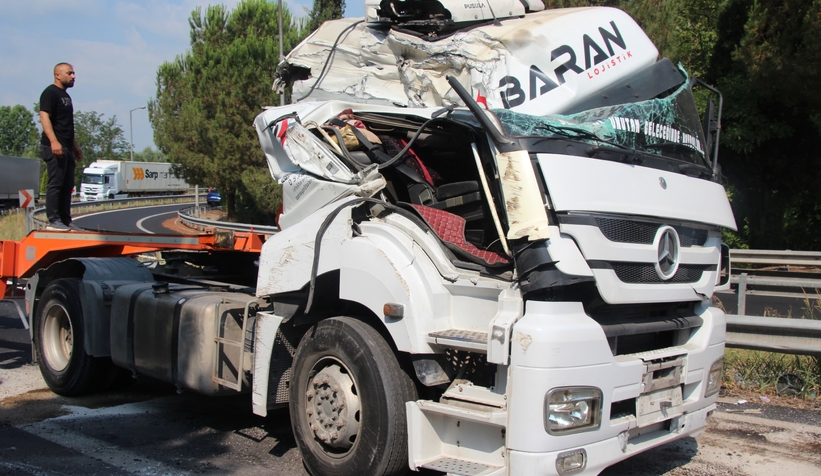 Kocaeli’den geliyordu! Akyazı gişelerinde devrildi