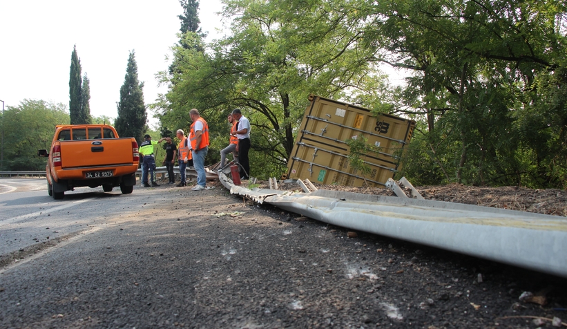 Kocaeli’den geliyordu! Akyazı gişelerinde devrildi