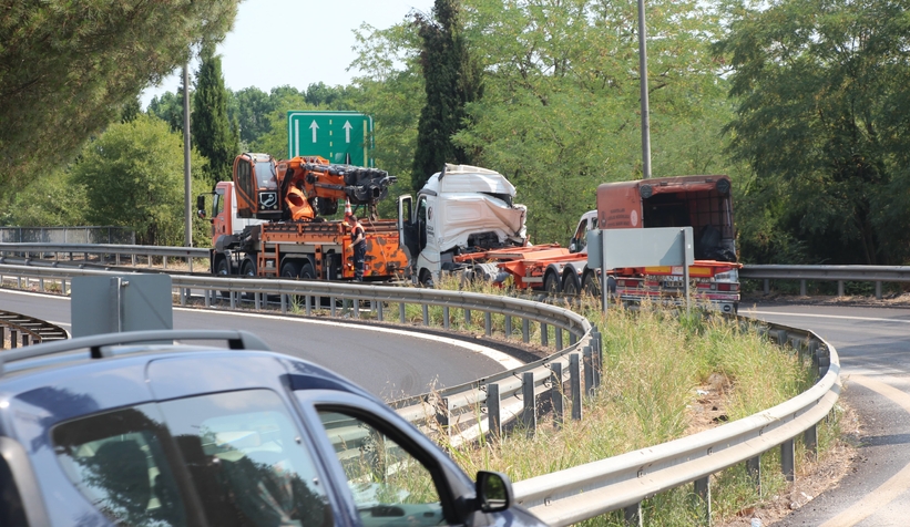 Kocaeli’den geliyordu! Akyazı gişelerinde devrildi