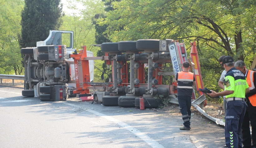 Kocaeli’den geliyordu! Akyazı gişelerinde devrildi