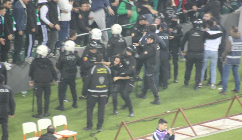 kocaelispor-tribunune-sakaryaspor-atkisi-acinca-ortalik-karistiendrect1bn