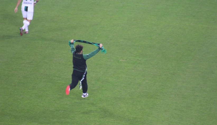 kocaelispor-tribunune-sakaryaspor-atkisi-acinca-ortalik-karistiendrect1bn