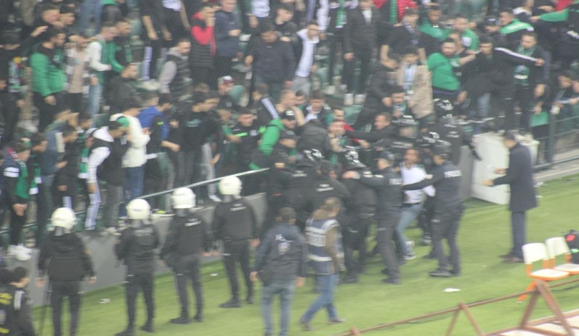 kocaelispor-tribunune-sakaryaspor-atkisi-acinca-ortalik-karistiendrect1bn
