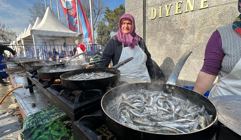 Komşuda 4 ton hamsi dağıtıldı