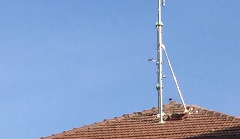 Komşuları hiçe saydı damına baz istasyonu kurdurdu