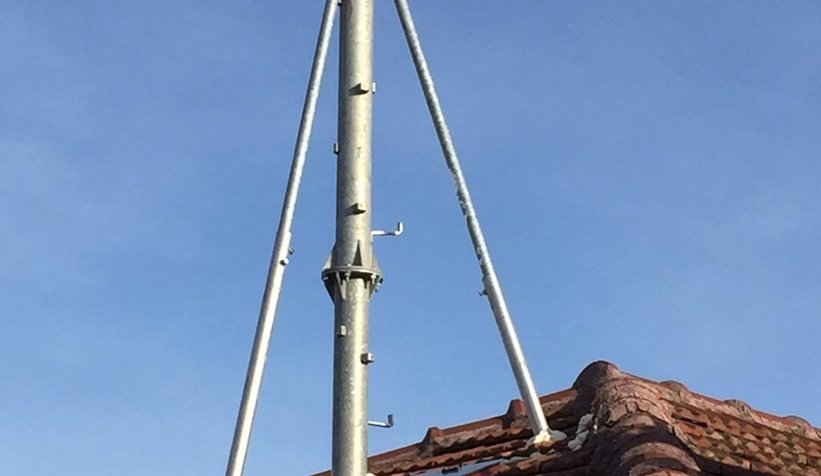 Komşuları hiçe saydı damına baz istasyonu kurdurdu