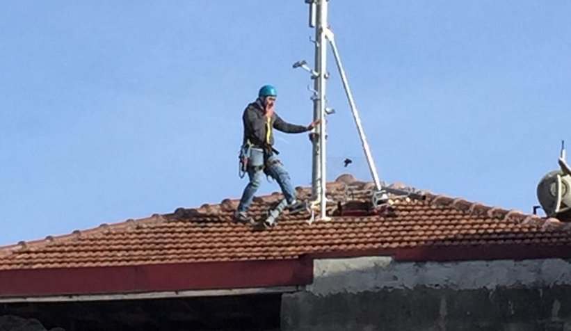 Komşuları hiçe saydı damına baz istasyonu kurdurdu