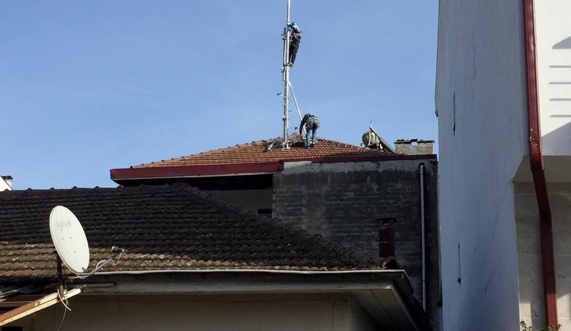 Komşuları hiçe saydı damına baz istasyonu kurdurdu