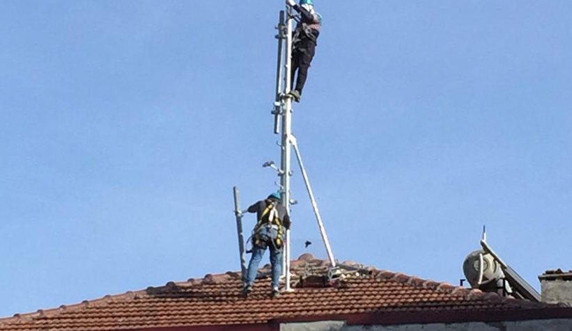 Komşuları hiçe saydı damına baz istasyonu kurdurdu