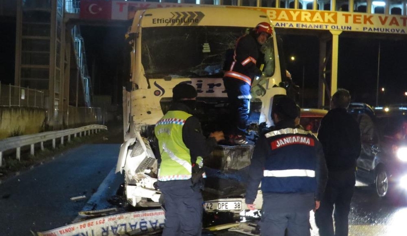 konteyner-yuklu-tir-kirmizi-isikta-duran-bir-tira-carpti-1-yaralivg5uvvredz