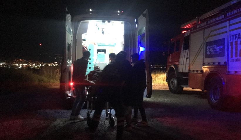 Kontrolden çıkan minibüs ağaçlık alana uçtu