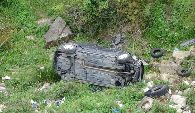 Kontrolden çıkan otomobil 150 metrelik uçuruma yuvarlandı: 2 yaralı