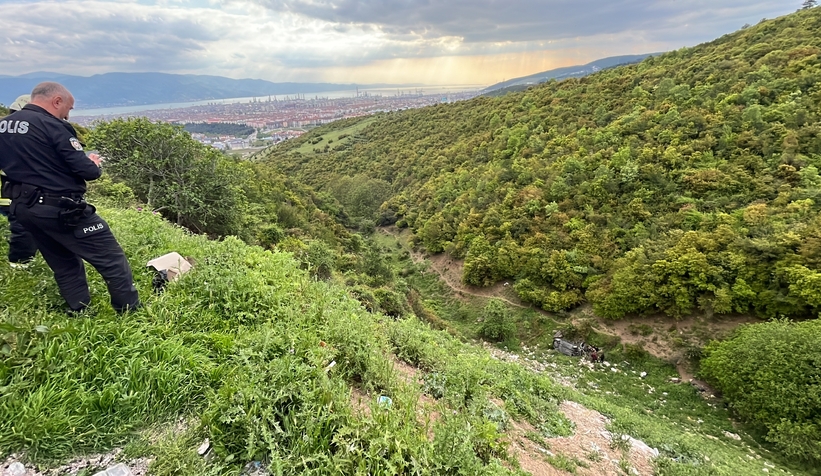 Kontrolden çıkan otomobil 150 metrelik uçuruma yuvarlandı: 2 yaralı