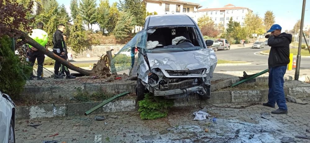 Kontrolden çıkan otomobil 4 araca çarparak durabildi