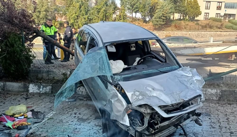 Kontrolden çıkan otomobil 4 araca çarparak durabildi