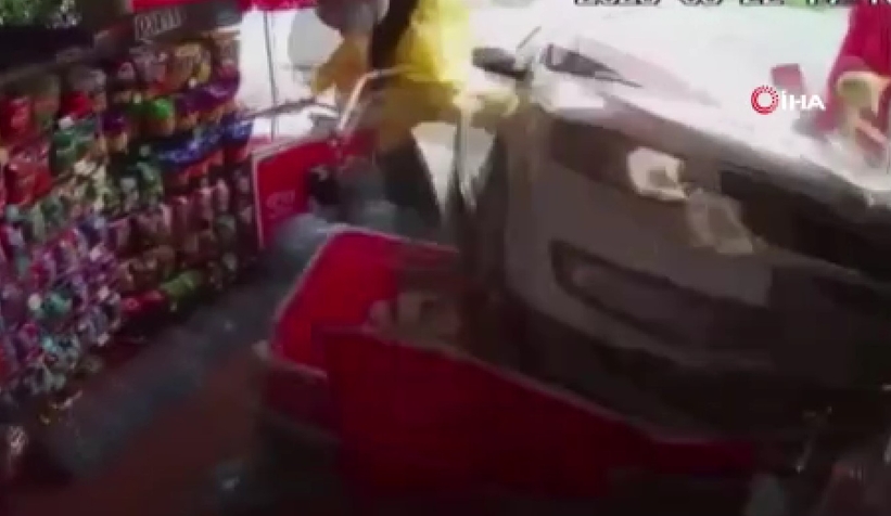 Kontrolden çıkan otomobil markete daldı