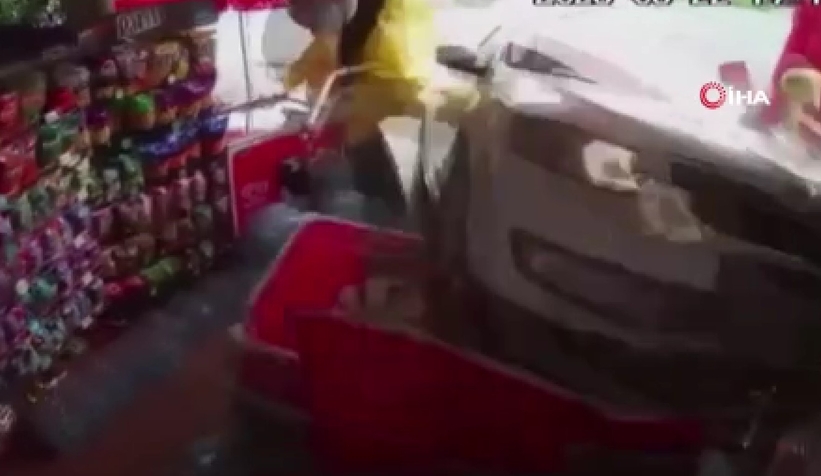 Kontrolden çıkan otomobil markete daldı