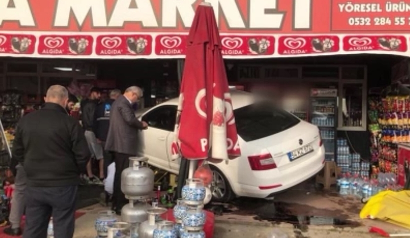 Kontrolden çıkan otomobil markete daldı