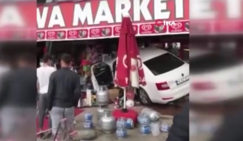 Kontrolden çıkan otomobil markete daldı