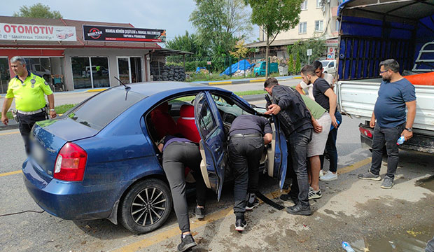 kontrolden-cikan-otomobil-park-halindeki-kamyonete-carpti-1-yaraliv0nwd0vfaz