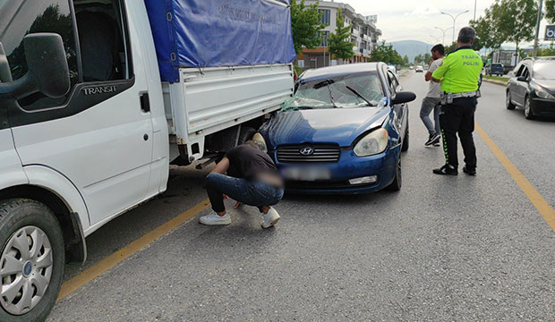 kontrolden-cikan-otomobil-park-halindeki-kamyonete-carpti-1-yaraliv0nwd0vfaz