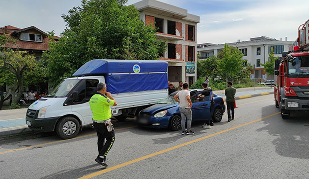 kontrolden-cikan-otomobil-park-halindeki-kamyonete-carpti-1-yaraliv0nwd0vfaz