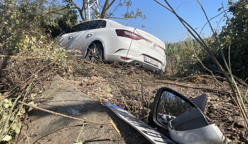 Kontrolden çıkan otomobil, tarlaya girdi