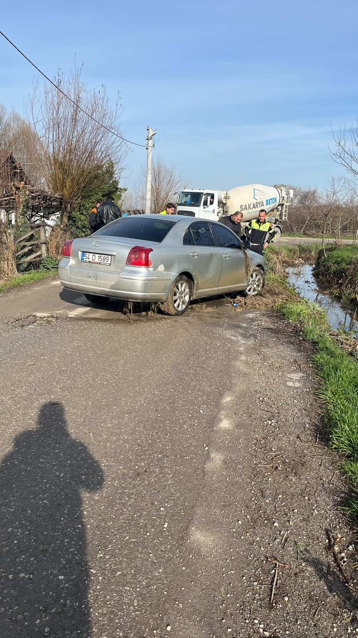 Kontrolü kaybetti, kanala uçtu