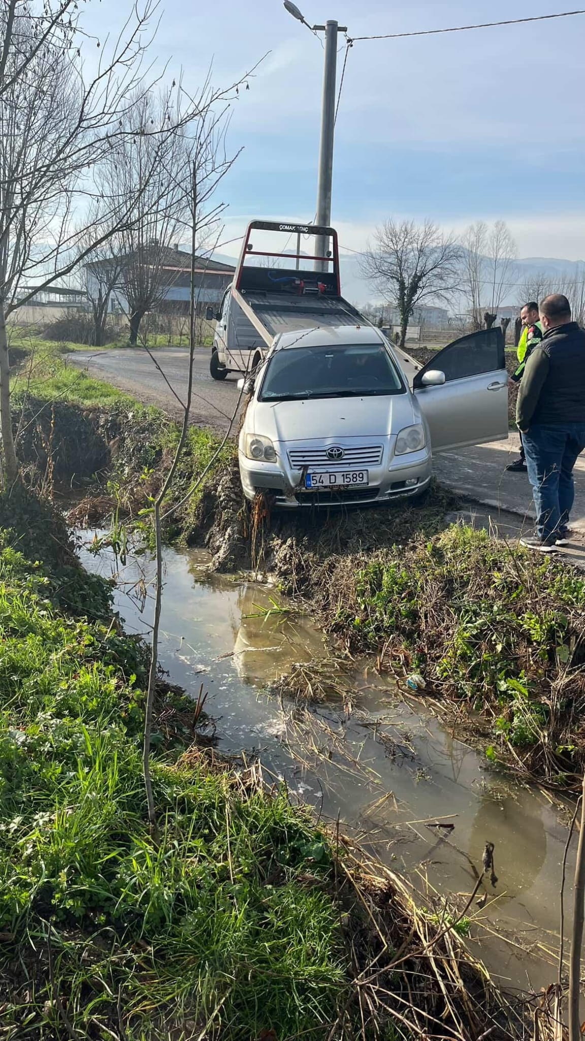 Kontrolü kaybetti, kanala uçtu