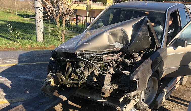 Köpeğe çarpmamak için kaza yaptı