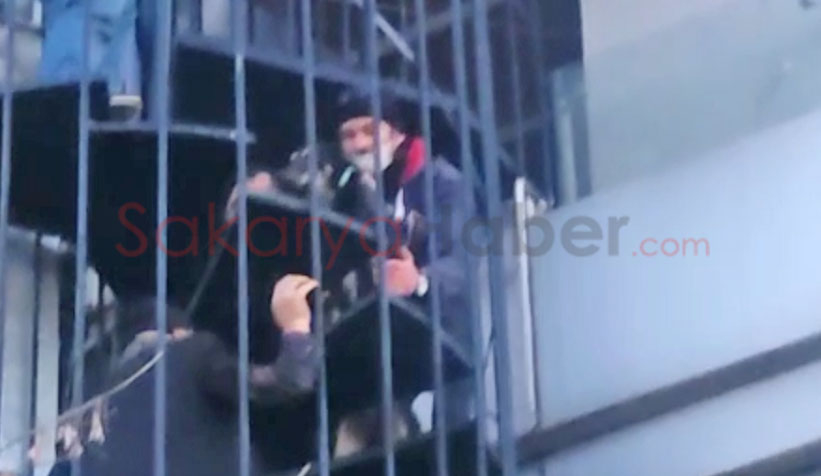 Köpek yangın merdiveninde sıkıştı