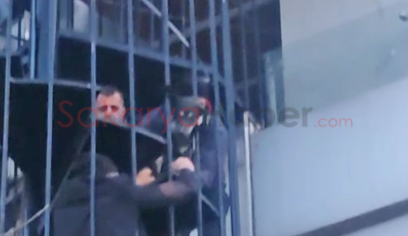 Köpek yangın merdiveninde sıkıştı