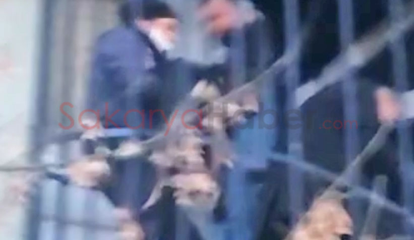 Köpek yangın merdiveninde sıkıştı