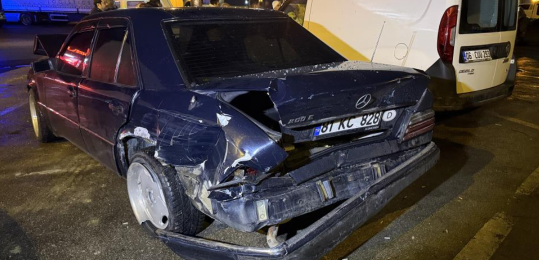 Köprü altında yakılan lastikler nedeniyle 16 araç birbirine girdi; 13 yaralı