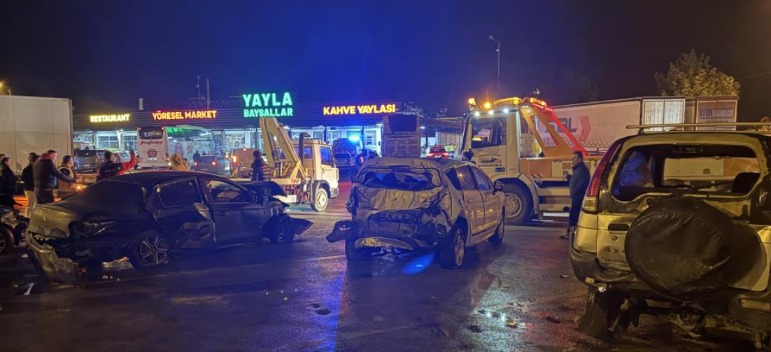 Köprü altında yakılan lastikler nedeniyle 16 araç birbirine girdi; 13 yaralı