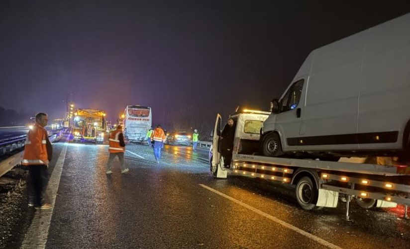 Köprü altında yakılan lastikler nedeniyle 16 araç birbirine girdi; 13 yaralı