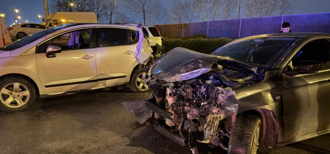 Köprü altında yakılan lastikler nedeniyle 16 araç birbirine girdi; 13 yaralı