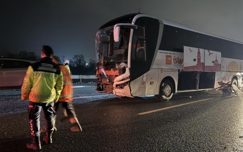 Köprü altında yakılan lastikler nedeniyle 16 araç birbirine girdi; 13 yaralı