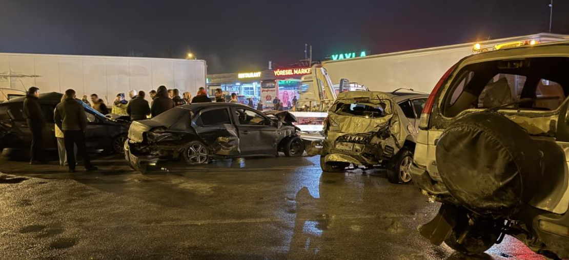 Köprü altında yakılan lastikler nedeniyle 16 araç birbirine girdi; 13 yaralı