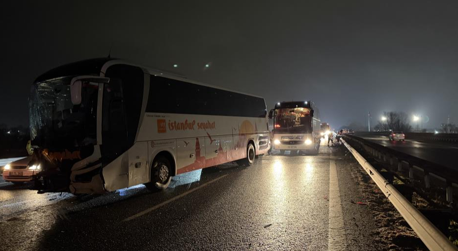 Köprü altında yakılan lastikler nedeniyle 16 araç birbirine girdi; 13 yaralı