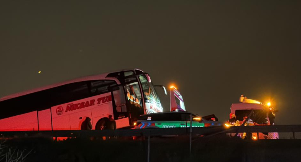Köprü altında yakılan lastikler nedeniyle 16 araç birbirine girdi; 13 yaralı