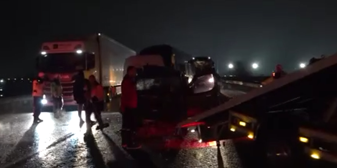 Köprü altında yakılan lastikler nedeniyle 16 araç birbirine girdi; 13 yaralı