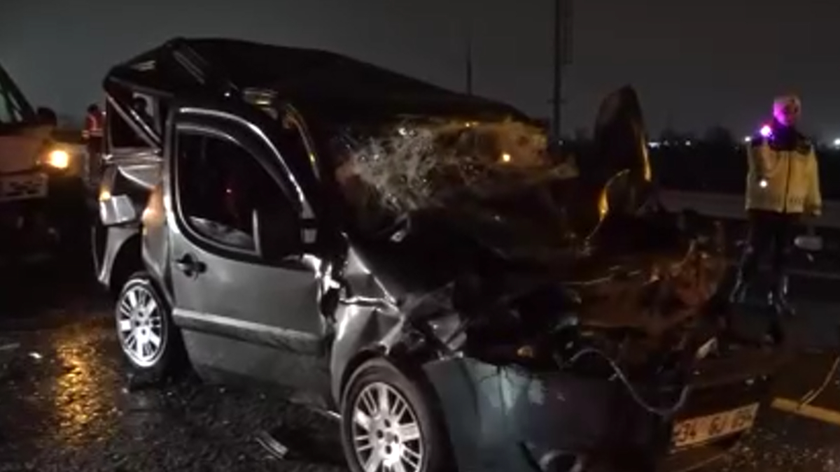 Köprü altında yakılan lastikler nedeniyle 16 araç birbirine girdi; 13 yaralı