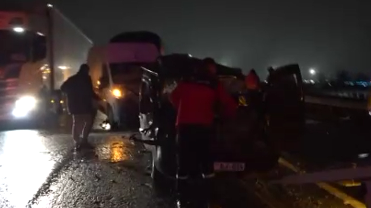 Köprü altında yakılan lastikler nedeniyle 16 araç birbirine girdi; 13 yaralı