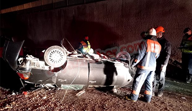 Köprüden aşağı düşen otomobilden sağ çıktı
