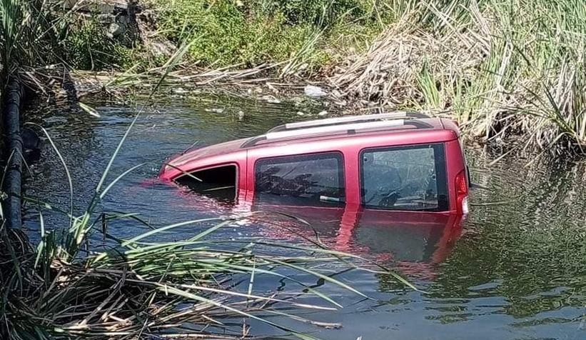 Köprüden dereye uçan araçtaki 2 kişi yaralandı