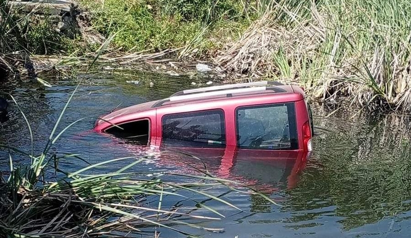 Köprüden dereye uçan araçtaki 2 kişi yaralandı