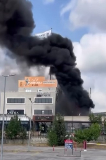 Korku dolu anlar; İş yerindeki yangın binayı sardı